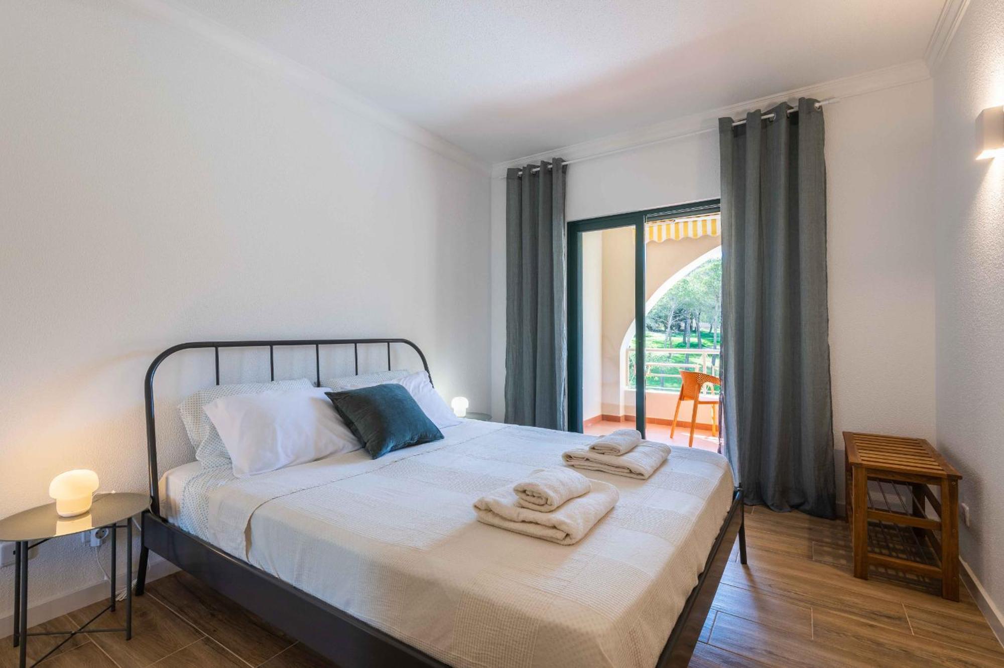 Salgados 1 Bedroom Apartment - 500M From The Beach Guia  Eksteriør billede